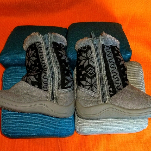 #2  😍 5 For $25 😍  Black & Gray Nordic Print Boots   🥾 - Picture 5 of 7